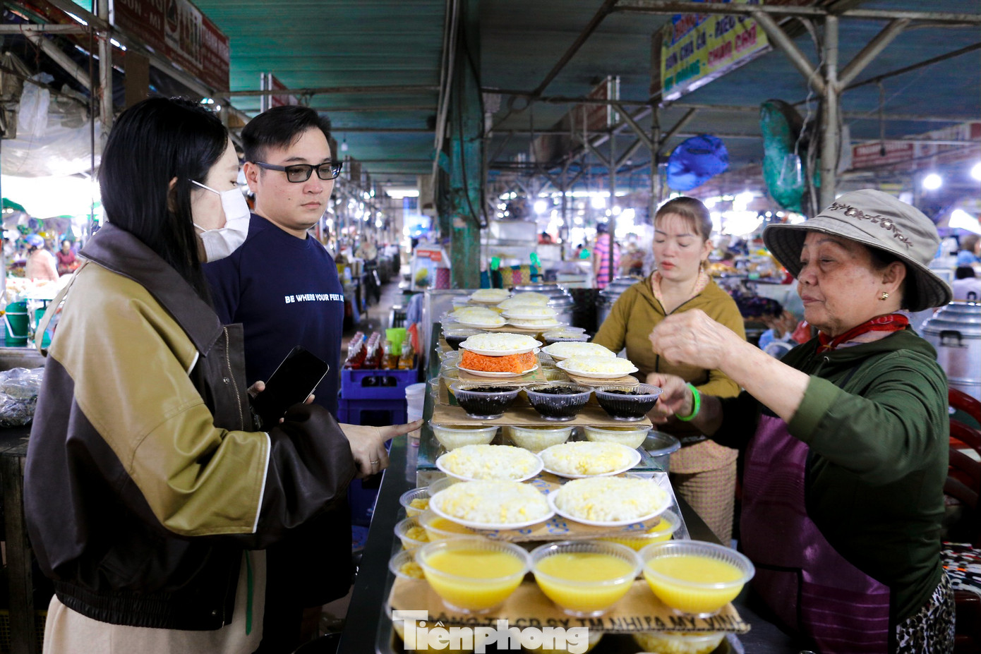 Từ sáng sớm, các quầy hàng đã bày soạn xôi chè nấu sẵn. Xôi chè được đơm trong những chén đĩa nhựa nhỏ. Khách thường mua 10 - 12 chén chè, 2 - 4 đĩa xôi để bày trên mâm cúng.