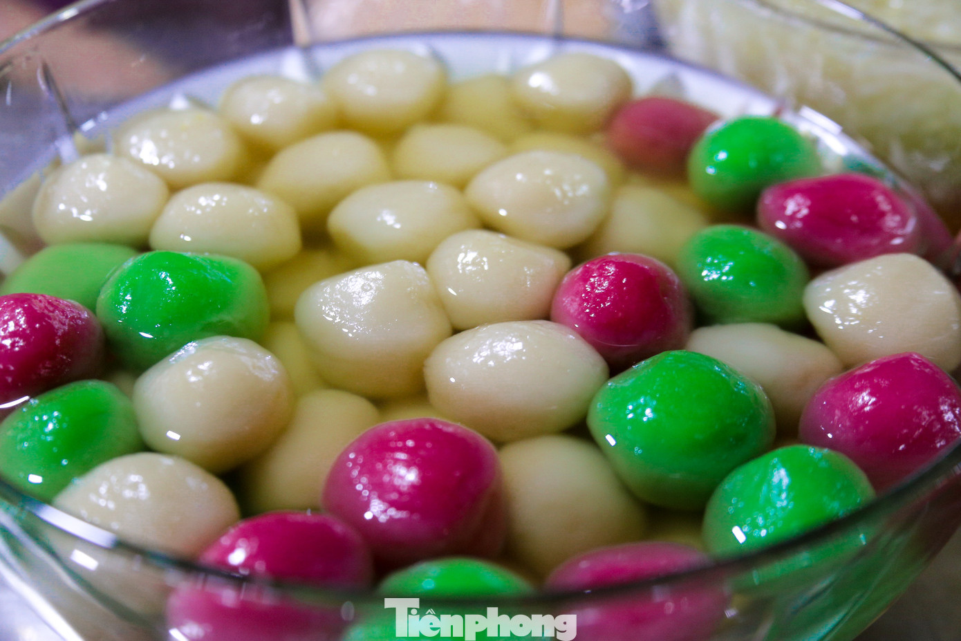 Không chỉ xôi trắng, chè đậu truyền thống của người miền Trung, các quầy hàng nấu thêm nhiều loại như xôi gấc, chè đông sương, chè trôi nước, chè khoai môn... cho khách có nhiều lựa chọn.