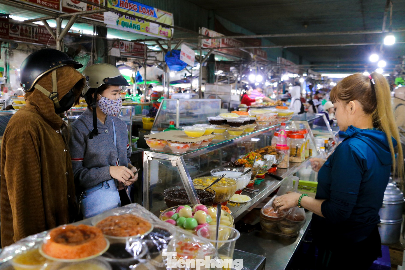 Chị Ngô Thị Mỹ Tiên (chợ Hòa Khánh) cho hay, mỗi ngày bán khoảng 300 - 400 chén chè, đĩa xôi. Đến ngày cúng đưa ông Công, ông Táo về trời sẽ nấu nhiều hơn nữa vì ngày này nhà nào cũng cúng, sức mua tăng. "Tôi bán đồng giá 5.000 đồng nên khách rất dễ mua. Đồ cúng nên mình làm rất cẩn thận, bán ngày nào hết ngày nấy, không để bán lại hôm sau", chị nói.