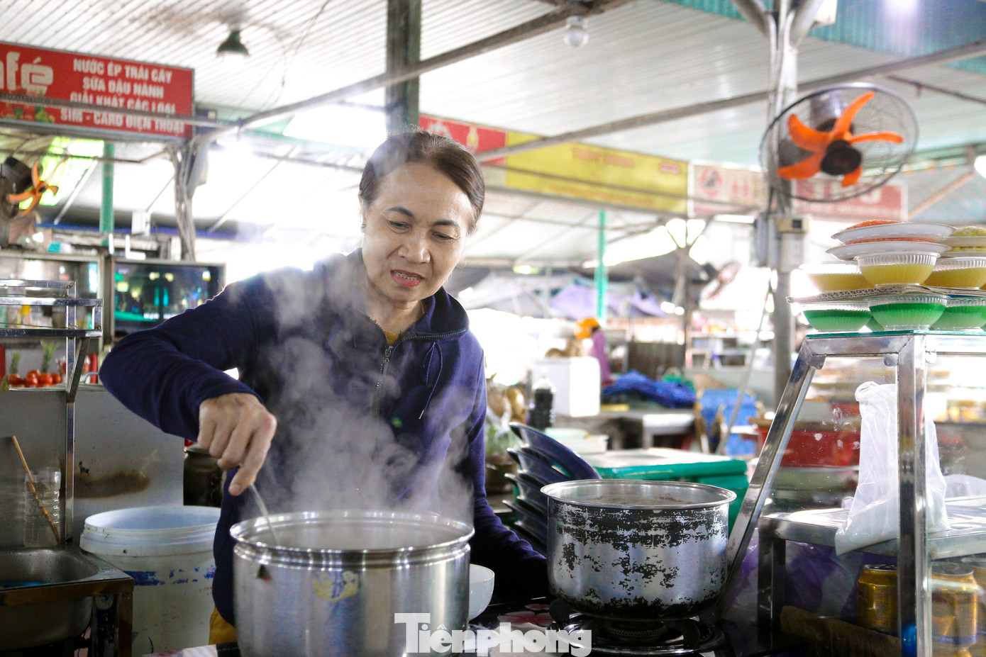 Xôi chè còn nóng hổi trên bếp.