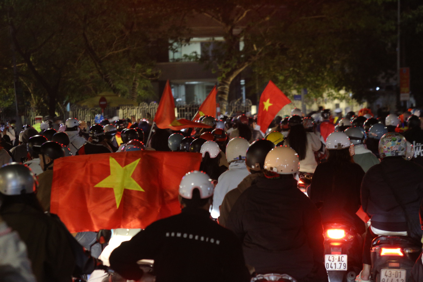 Hàng nghìn lá cờ Tổ quốc bay phấp phới, tung bay giữa trời Đà Nẵng.