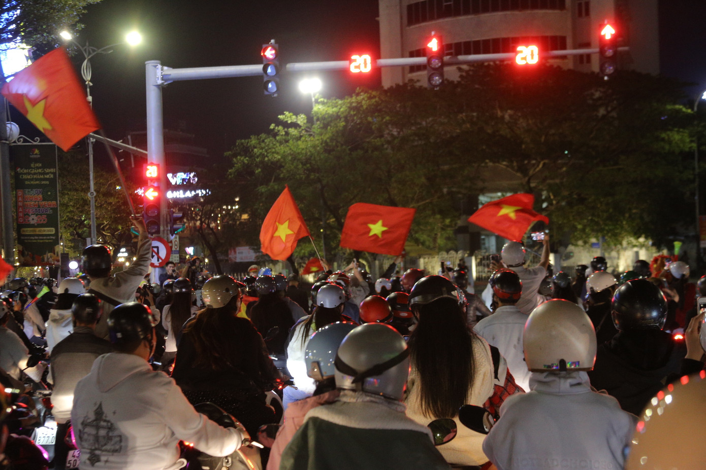 Người dân &quot;đi bão&quot; khiến các tuyến đường kẹt cứng.