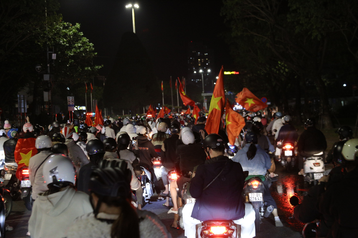 Ngay sau tiếng còi mãn cuộc trận chung kết lượt về, hàng vạn người hâm mộ Đà Nẵng đã đổ ra đường ăn mừng, hò reo chức vô địch ASEAN Cup 2024 của đội tuyển Việt Nam. Ảnh: Duy Quốc