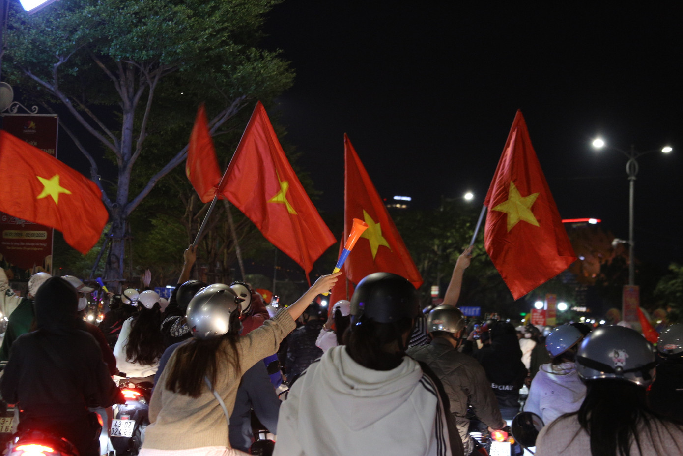 Hàng nghìn lá cờ Tổ quốc bay phấp phới, tung bay giữa trời Đà Nẵng.