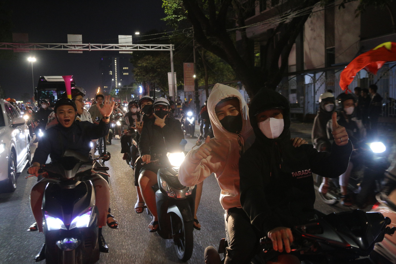 Tiếng hò reo như bất tận. Niềm tự hào chiến thắng lan tỏa mọi ngả đường theo đoàn người diễu hành.