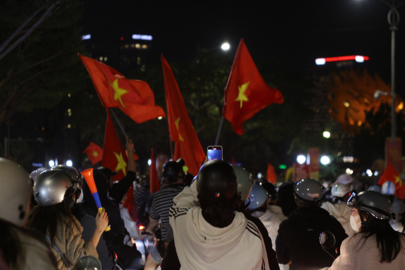 Hàng nghìn lá cờ Tổ quốc bay phấp phới, tung bay giữa trời Đà Nẵng.