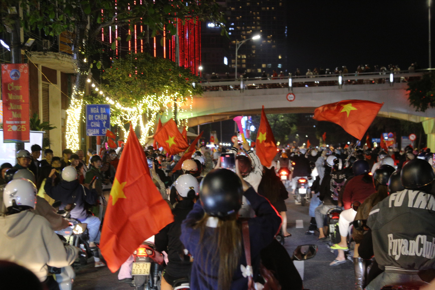 Người dân &quot;đi bão&quot; khiến các tuyến đường kẹt cứng.