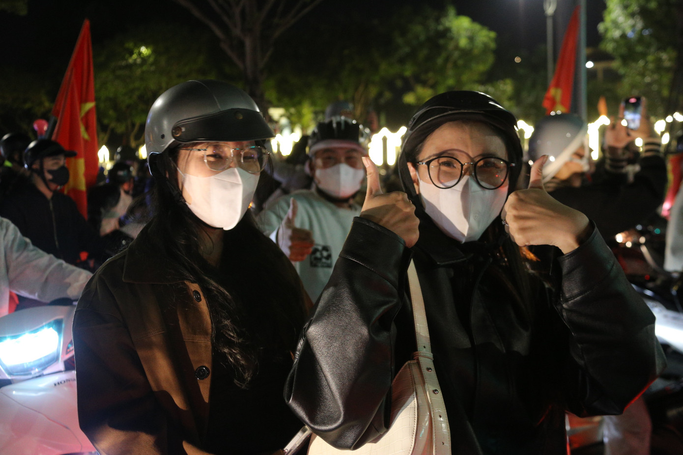 Tiếng hò reo như bất tận. Niềm tự hào chiến thắng lan tỏa mọi ngả đường theo đoàn người diễu hành.