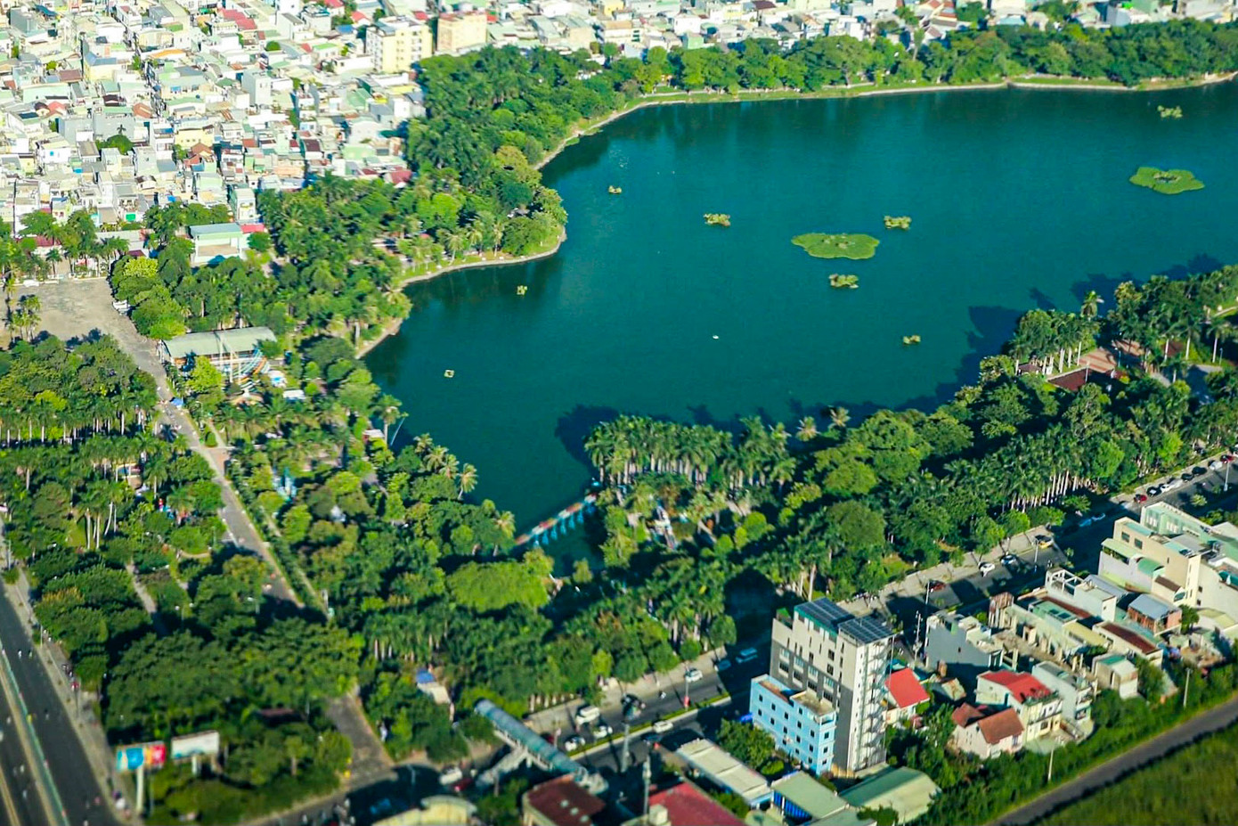 Công viên 29-3 là một trong những công viên lớn và là lõi xanh của trung tâm thành phố Đà Nẵng. Với vị trí thuận tiện ngay trung tâm thành phố, công viên được xem là nơi lý tưởng của nhiều người đến thư giãn và tập thể dục. Công viên 29-3 là một trong những công viên lớn và là lõi xanh của trung tâm thành phố Đà Nẵng. Với vị trí thuận tiện ngay trung tâm thành phố, công viên được xem là nơi lý tưởng của nhiều người đến thư giãn và tập thể dục.