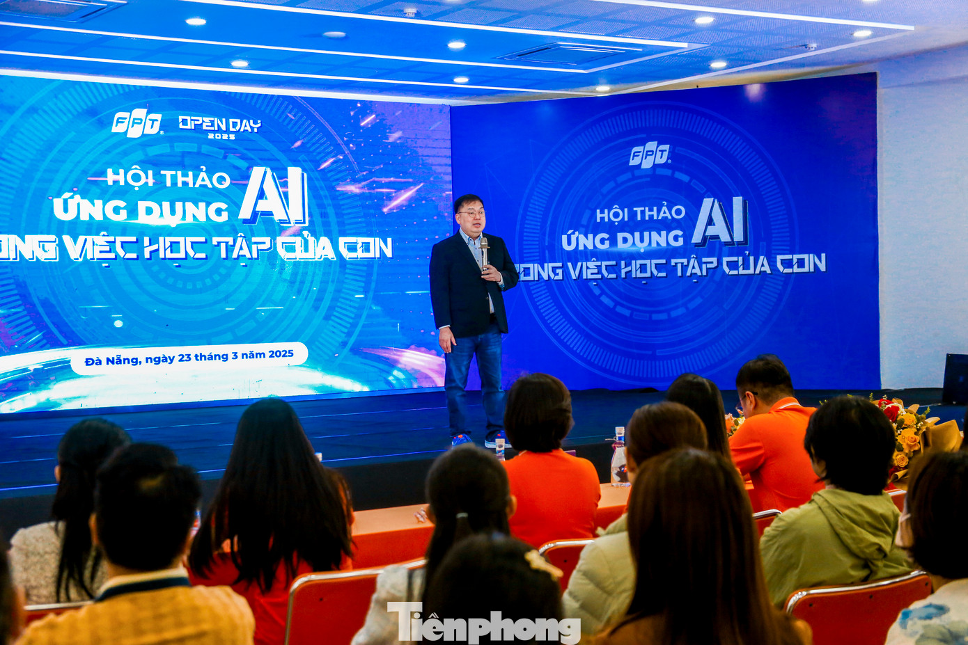 Diễn giả Hoàng Nam Tiến trình bày về trí tuệ nhân tạo AI trong việc thay đổi phương pháp học.