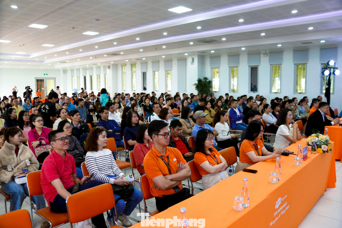 Phụ huynh tham gia tìm hiểu về ứng dụng AI trong việc học tập của con trong kỉ nguyên số.