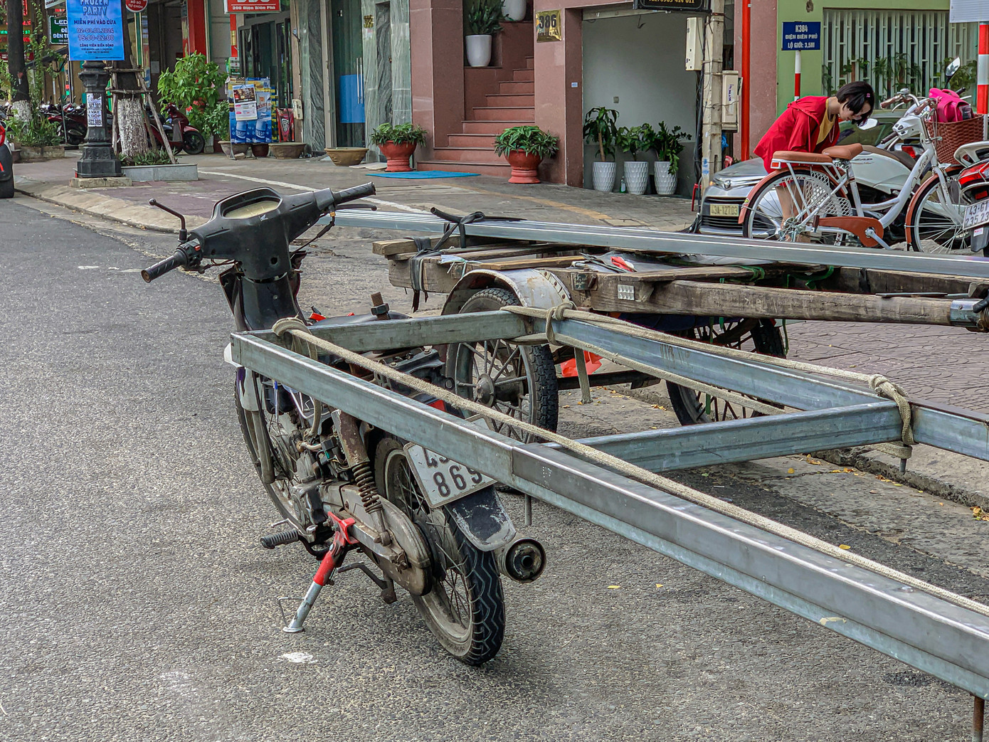 Xe máy được chế lại phần yên phía sau để gắn với xe kéo chở hàng.