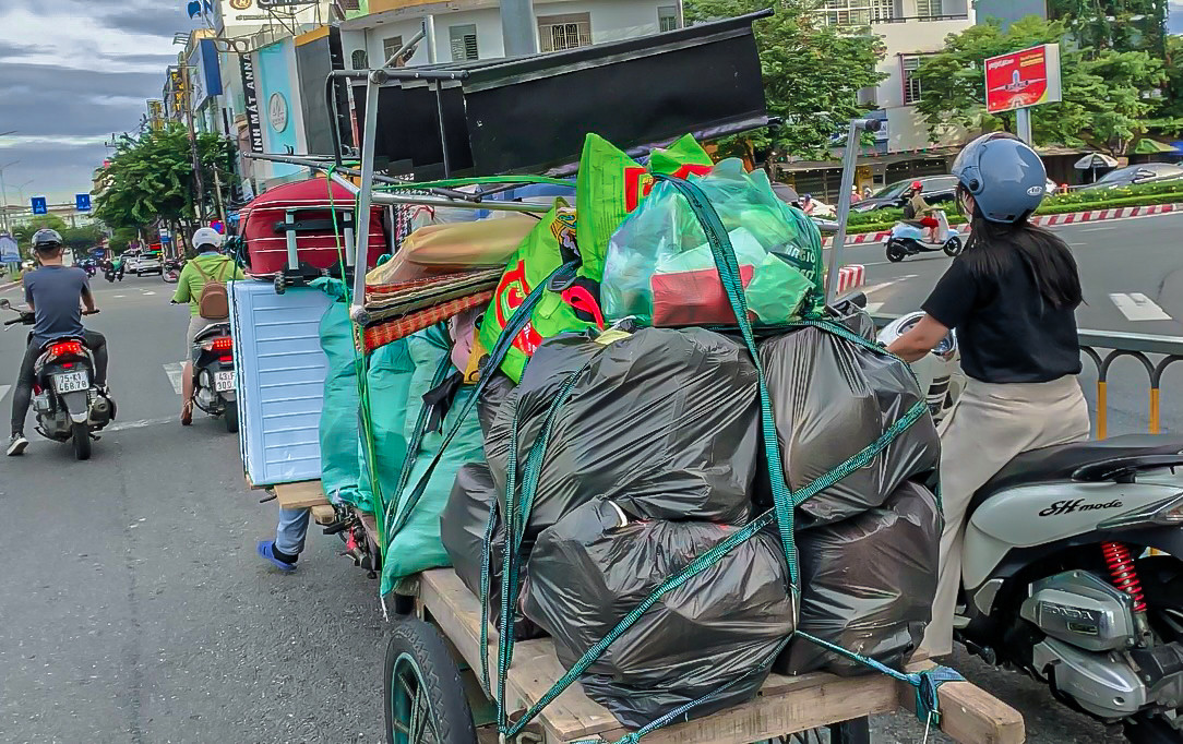 Dù lực lượng chức năng đã xử lý nhiều trường hợp xe tự chế, xe chở hàng cồng kềnh gây nguy hiểm nhưng tình trạng này vẫn thường xuyên diễn ra khiến nhiều người bức xúc, lo lắng.