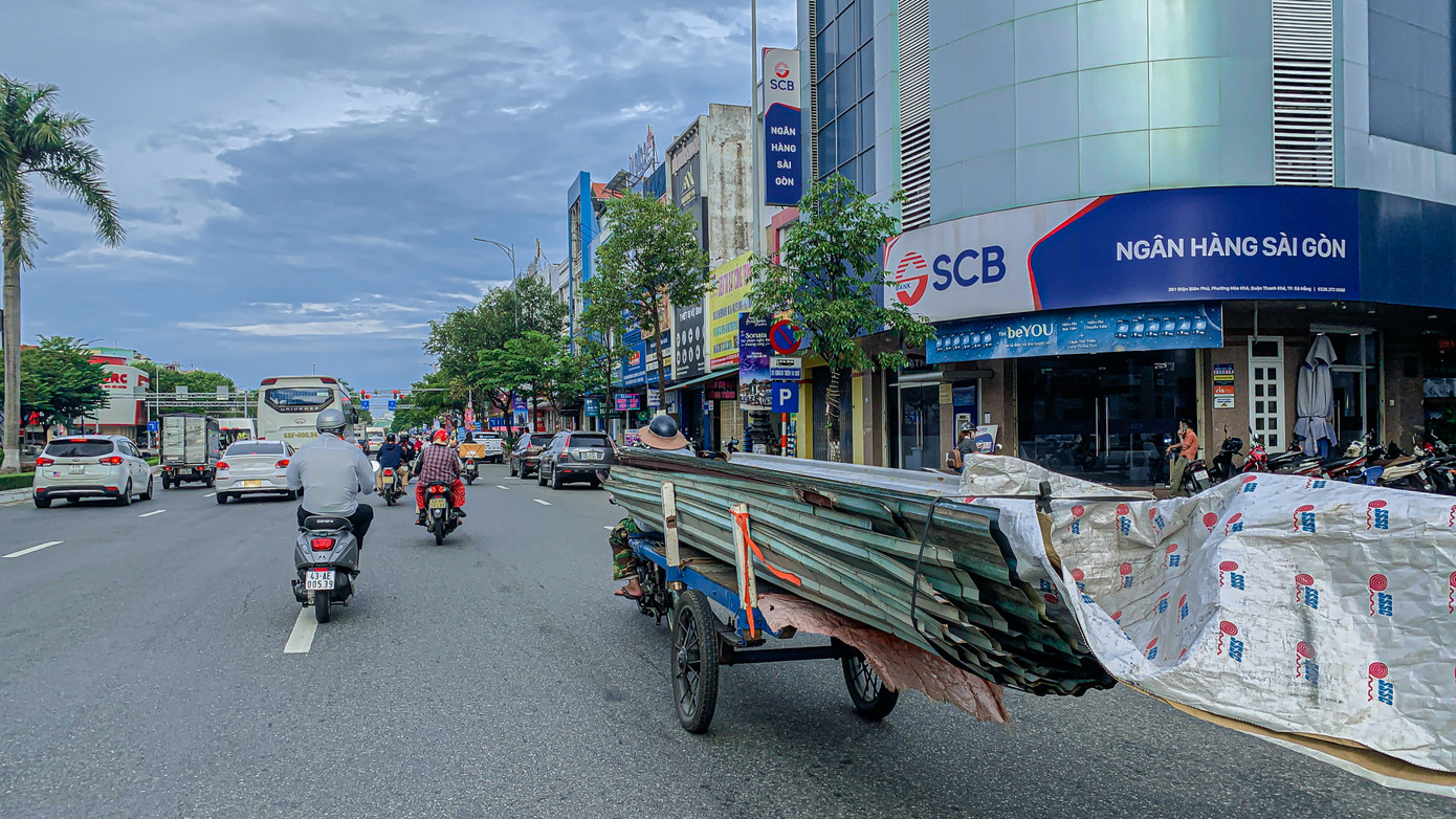 Anh Nguyễn Văn Thanh, tài xế lái xe công nghệ cho biết, anh thường chạy xe chở khách đi trên các tuyến đường ở Đà Nẵng, mỗi lần gặp các xe chở hàng này phải tránh xa. “Tôi thấy những chiếc xe chở sắt thép dài ngoằn nghèo cứ nghênh ngang chạy giữa phố rất nguy hiểm, những người thường xuyên chạy xe như tôi rất lo lắng. Nhiều vụ tai nạn đã xảy ra khi người đi đường bị va quẹt, hay tông phải những chiếc xe này”, anh Thanh nói.