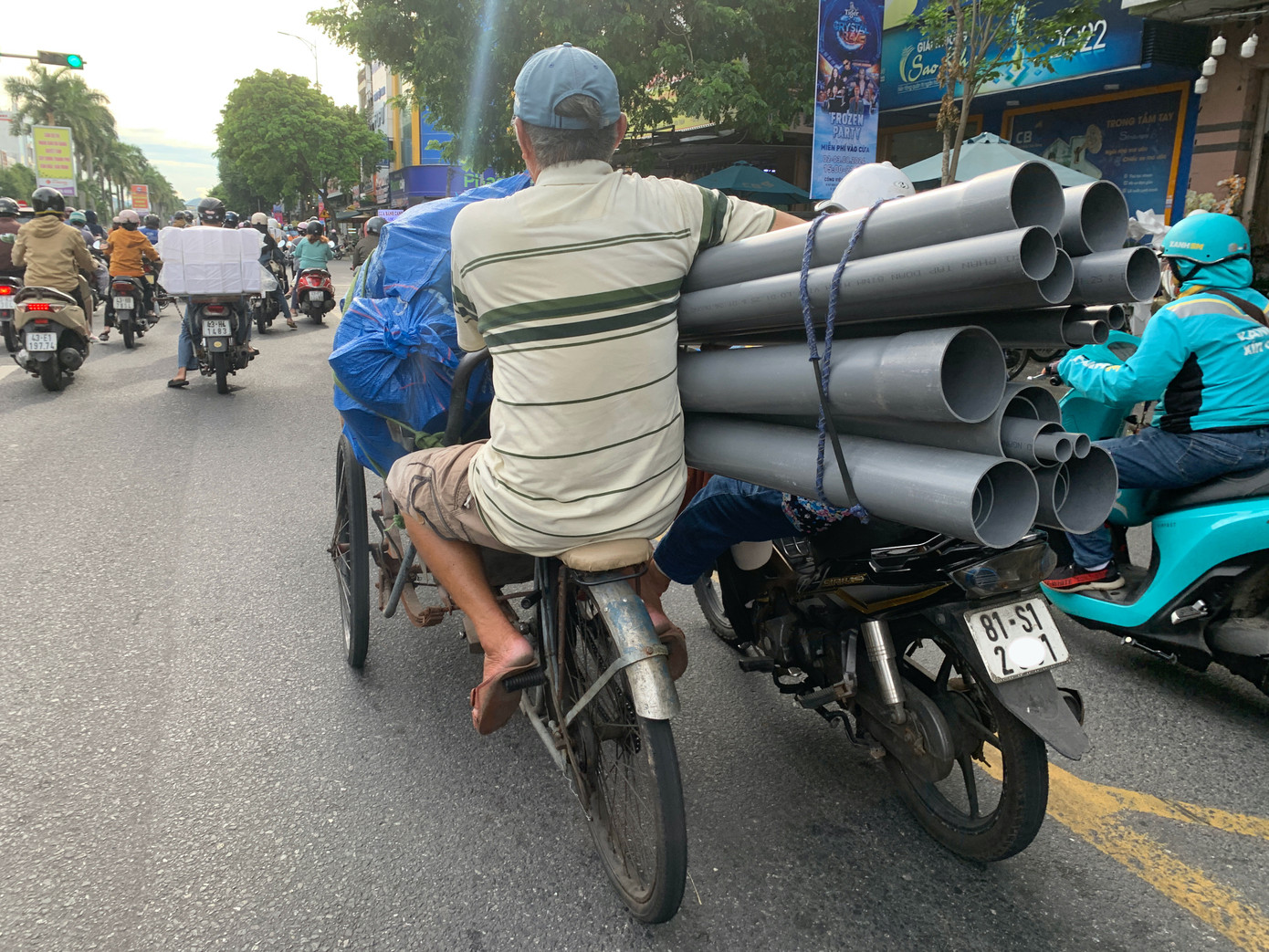 Theo người đi đường cho hay, những chiếc xe này chạy bất kể ngày đêm, chở hàng hóa cao ngất, nhiều xe còn vượt đèn đỏ, bấm còi inh ỏi. Tình trạng này thường xuyên xảy ra khiến nhiều người rất bức xúc.