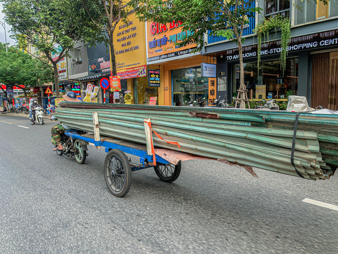 Những tấm tôn dài cả chục mét được xe kéo đi nghênh ngang trên đường.