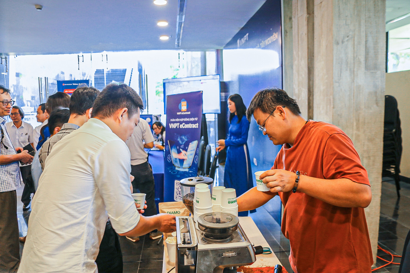 Đúng 7h30, hàng trăm đại biểu từ các tỉnh thành đã có mặt tại Trung tâm Hội nghị tỉnh Bình Định để cùng nhau tham dự Hội thảo Thúc đẩy kinh tế số với mục tiêu cụ thể được đặt ra như thúc đẩy phát triển doanh nghiệp công nghệ số, ứng dụng các nền tảng số trong quản trị, sản xuất.