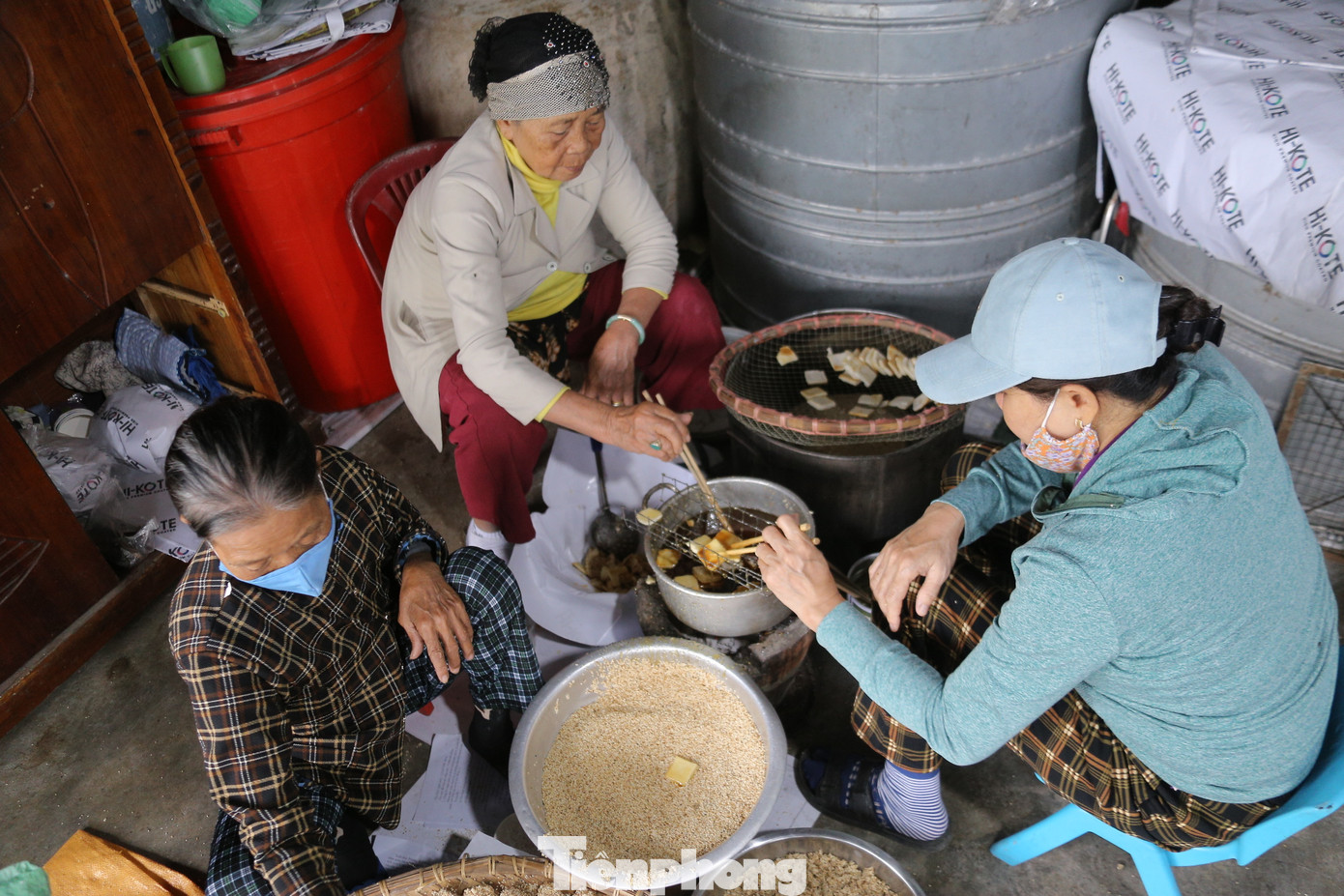 Tại cơ sở làm bánh khô mè thôn Quang Châu (TP. Đà Nẵng) đang tất bật đỏ lửa ngày đêm để làm ra những chiếc bánh đặc sản, phục vụ thị trường Tết Nguyên đán 2025.