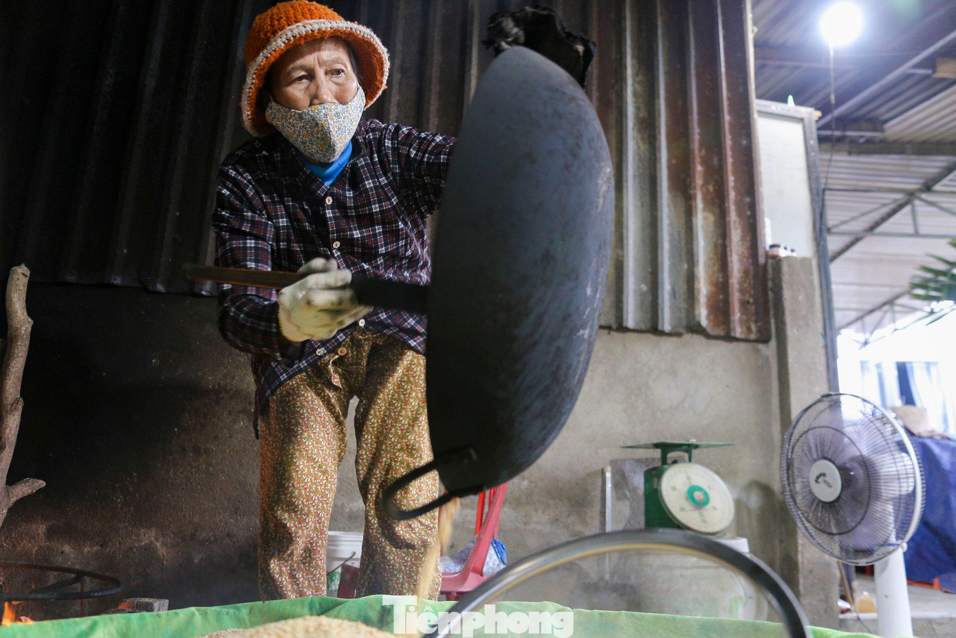 Tại cơ sở làm bánh khô mè thôn Quang Châu (TP. Đà Nẵng) đang tất bật đỏ lửa ngày đêm để làm ra những chiếc bánh đặc sản, phục vụ thị trường Tết Nguyên đán 2025.