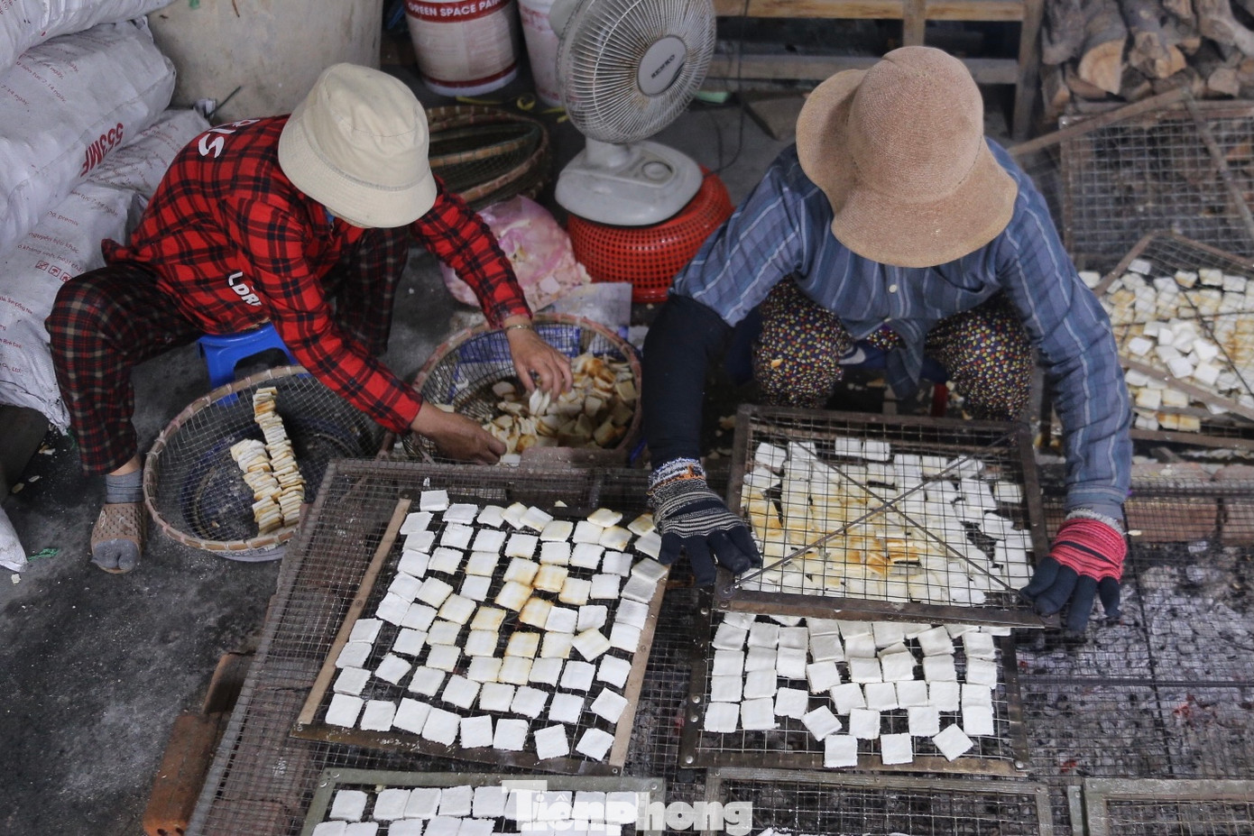 Làng nghề bánh khô mè Đà Nẵng không chỉ lưu giữ nét đẹp văn hóa truyền thống mà còn góp phần quan trọng vào đời sống kinh tế và tinh thần của người dân địa phương. Với chị em phụ nữ trong làng thì đây là công việc giúp họ có nguồn thu nhập để sắm Tết đủ đầy hơn.