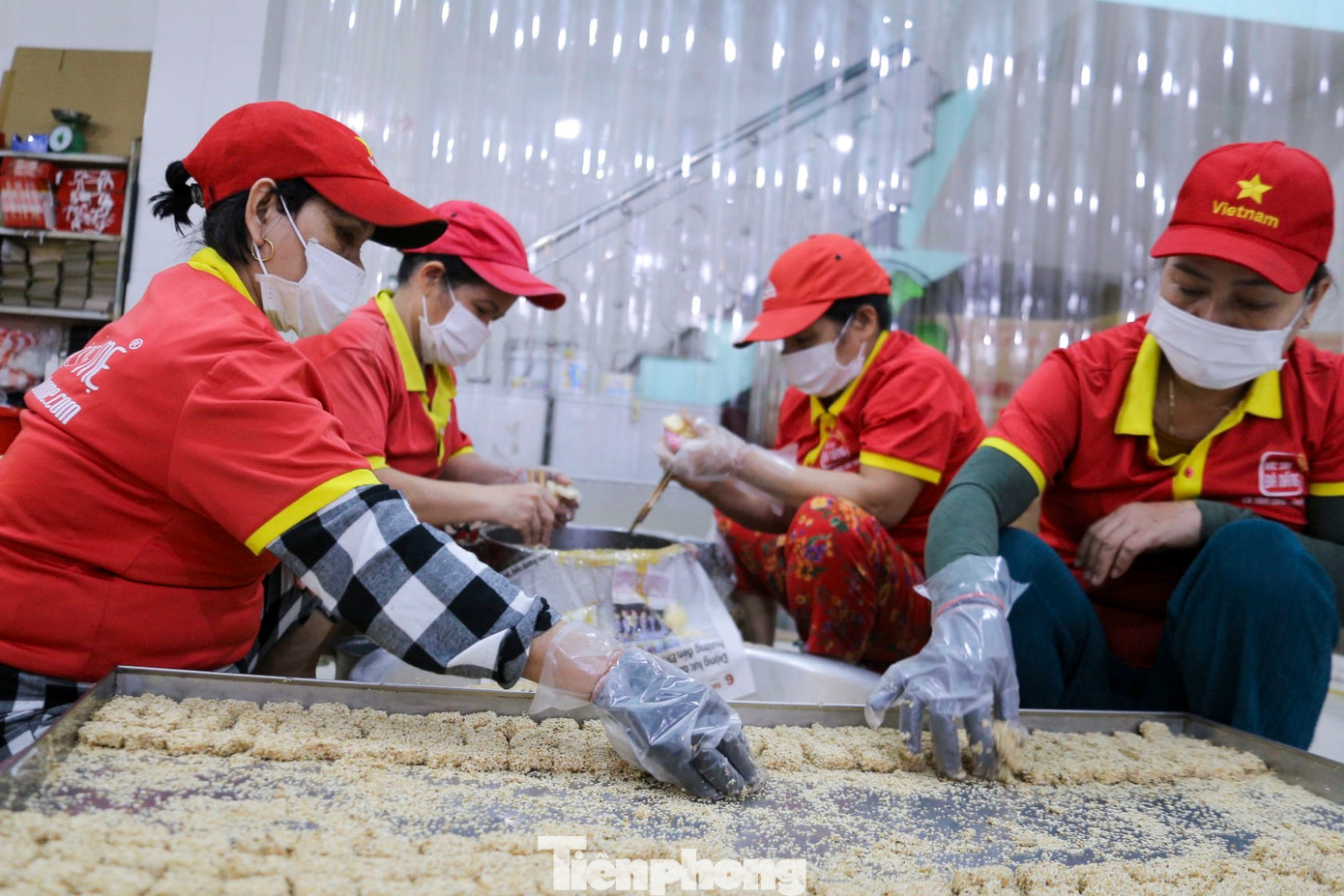 Ông Huỳnh Đức Sol, chủ cơ sở sản xuất bánh khô mè “Bà Liễu Mẹ” cho biết: Dịp Tết, số lượng đặt hàng nhiều nên cơ sở bánh khô mè phải thuê thêm nhân công, tăng ca sản xuất cho kịp tiến độ. “Lượng khách đặt hàng dịp Tết tăng cao nên cơ sở tôi phải làm việc đến 8-9 giờ tối. Hiện cơ sở có hơn 40 lao động làm việc thay ca liên tục ngày đêm để kịp giao hàng phục vụ thị trường Tết 2025”.