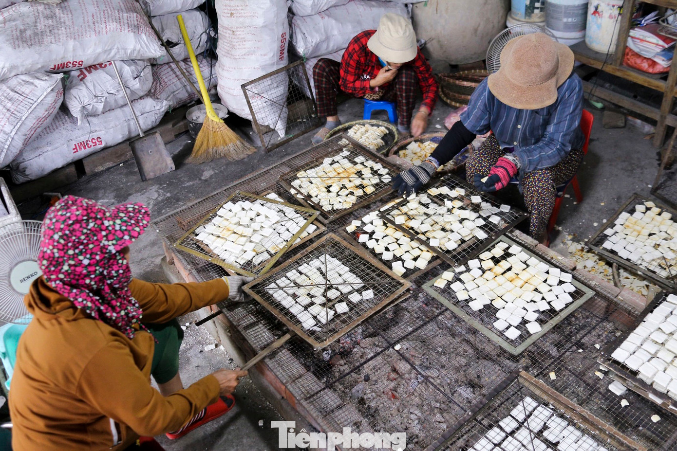 Bánh khô mè, còn gọi là bánh “bảy lửa”, là đặc sản của Đà Nẵng với vị ngọt thanh của mật mía, mùi thơm nồng của mè rang và lớp vỏ bánh giòn tan. Những chiếc bánh tuy mộc mạc nhưng mang đậm hương vị quê hương, luôn gắn bó với đời sống của người dân địa phương qua nhiều thế hệ.