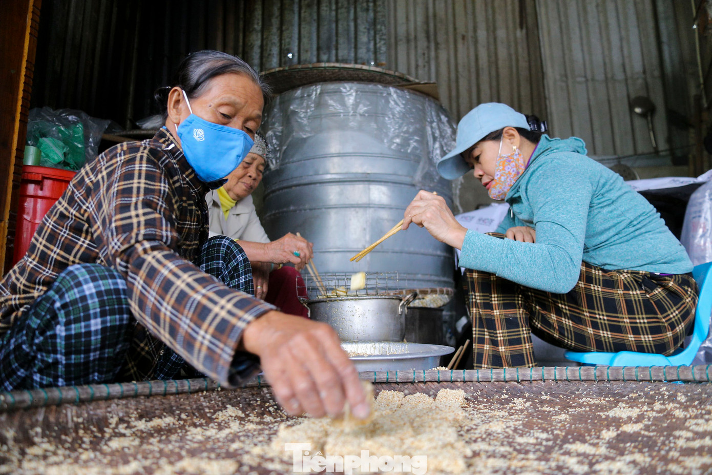 Sau khi trải qua nhiều công đoạn, bánh làm ra được bán với giá 50.000 đồng/hộp nhỏ, và 70.000 đồng/hộp lớn. Hiện thôn Quang Châu chỉ còn lại vài cơ sở sản xuất loại bánh khô mè làm theo kiểu thủ công này.