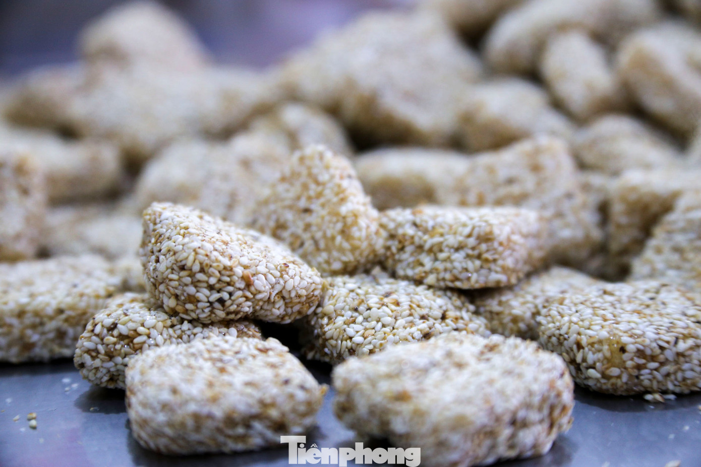 Sau khi trải qua nhiều công đoạn, bánh làm ra được bán với giá 50.000 đồng/hộp nhỏ, và 70.000 đồng/hộp lớn. Hiện thôn Quang Châu chỉ còn lại vài cơ sở sản xuất loại bánh khô mè làm theo kiểu thủ công này.