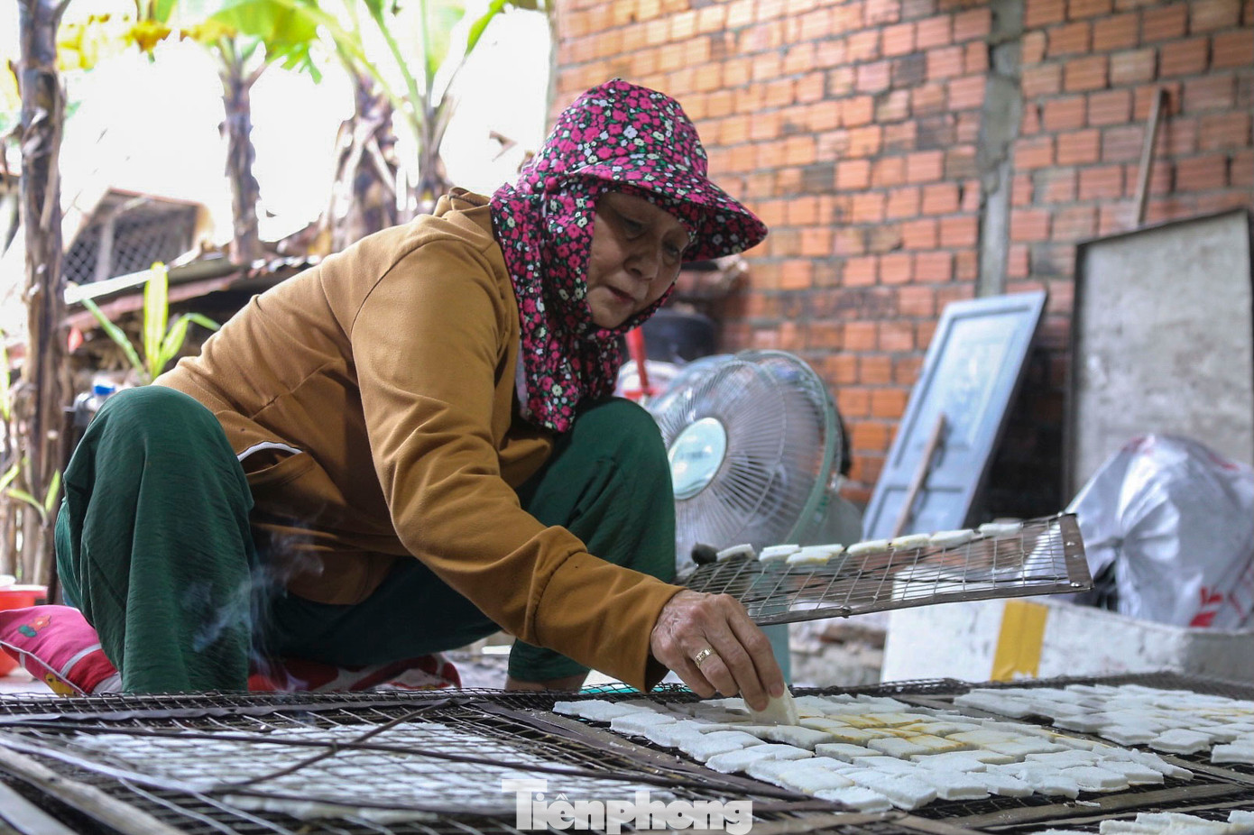 Khi bánh được hấp chín, người thợ sẽ tận dụng than của lò nấu để nướng bánh. Trong quá trình nướng, lửa được điều chỉnh linh hoạt để giữ cho bánh luôn giòn, không bị cháy.