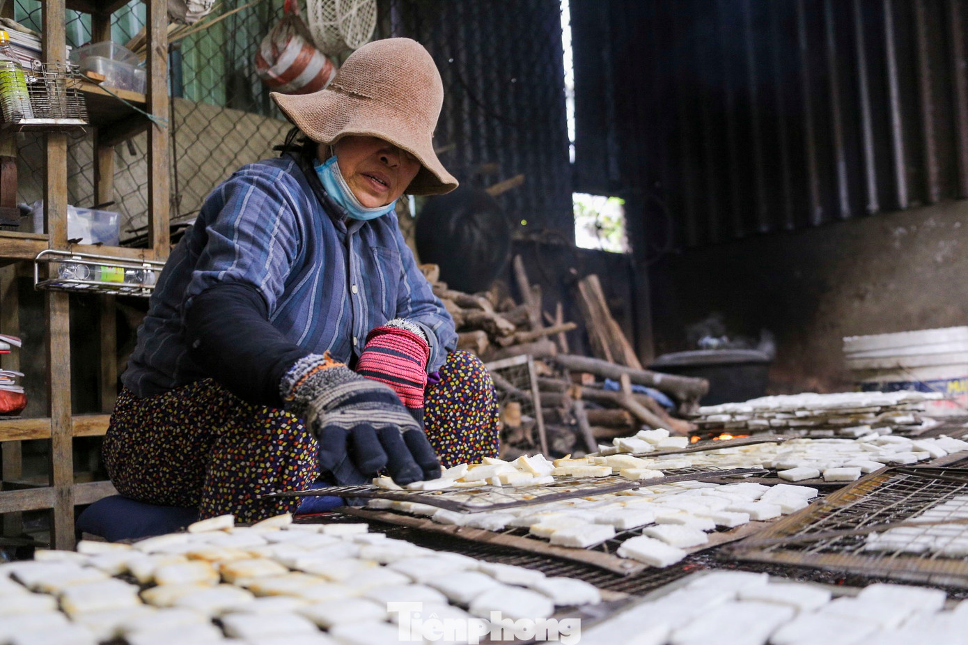 Khi bánh được hấp chín, người thợ sẽ tận dụng than của lò nấu để nướng bánh. Trong quá trình nướng, lửa được điều chỉnh linh hoạt để giữ cho bánh luôn giòn, không bị cháy.