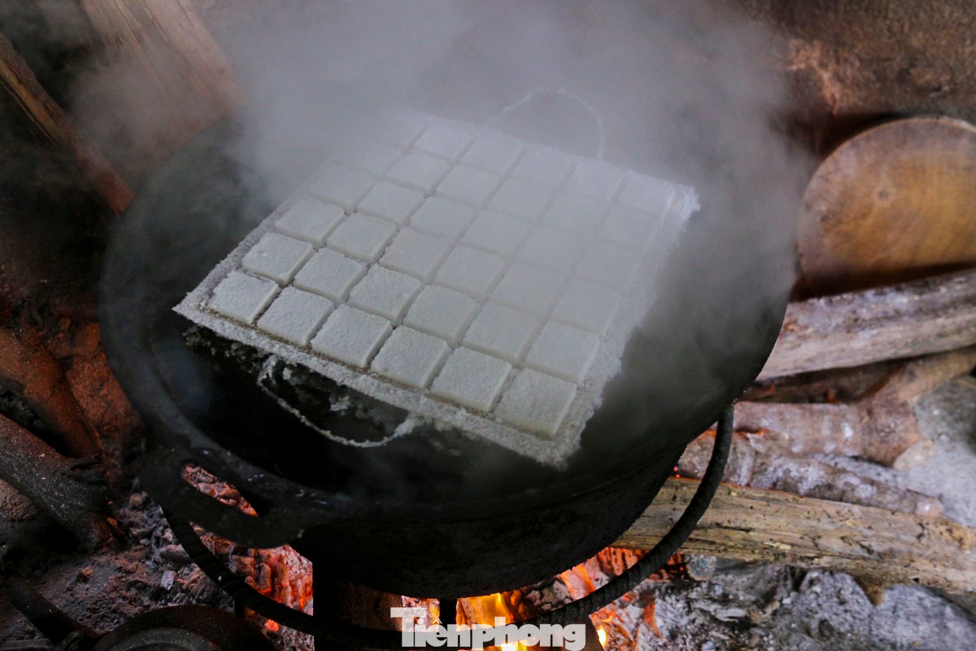 Bánh khô mè được làm từ các nguyên liệu dân dã như gạo, mè, bột nếp và mật mía. Gạo làm bánh phải là loại gạo ngon, vo đãi sạch, xay thành bột mịn. Người thợ phải rây bột vào khuôn với những ô vuông và dùng một que tre nhỏ để gạt và định hình mặt bánh, chưng cách thủy trên lò đã đun sôi khoảng 5 phút.