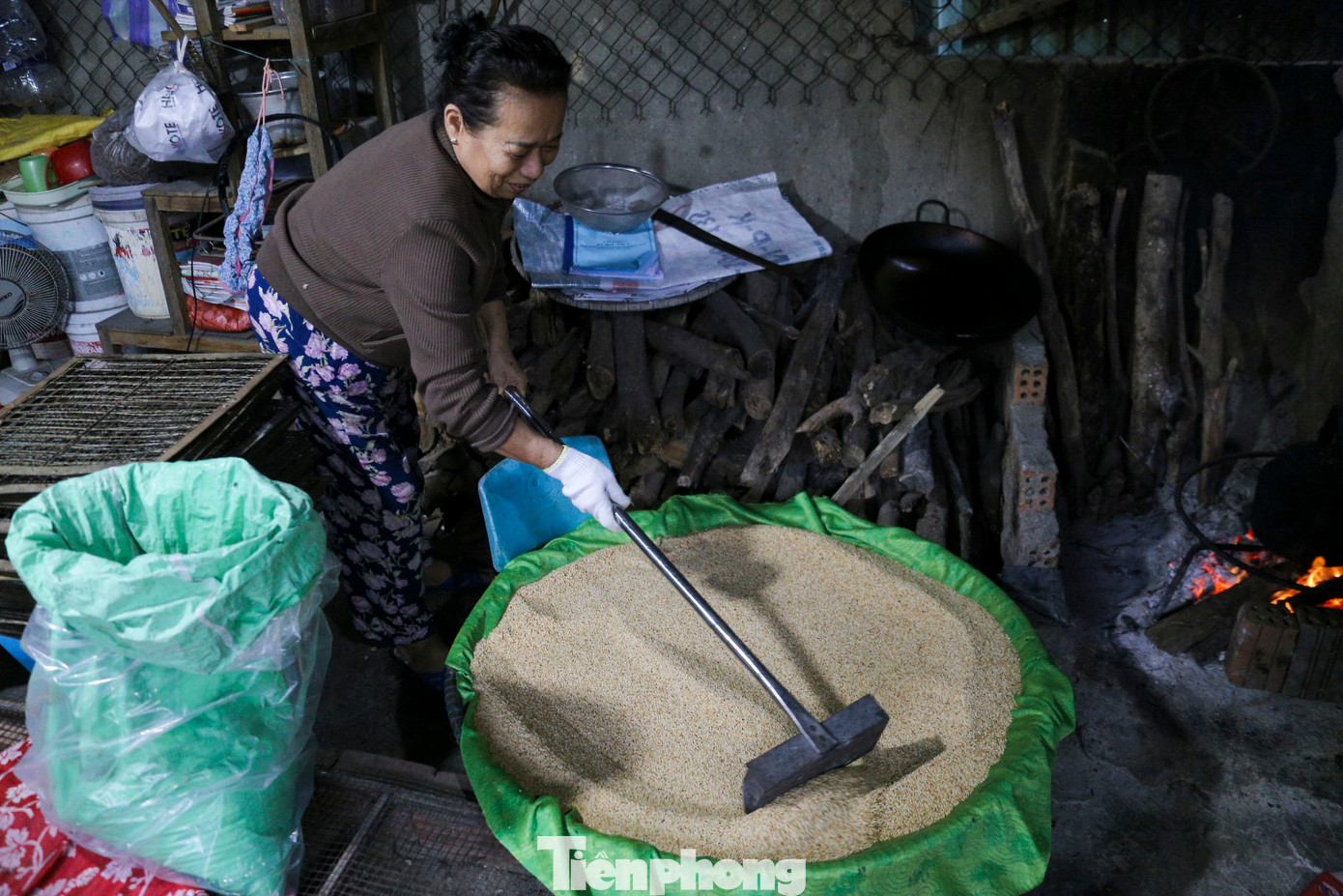 “Vào dịp Tết, lượng đặt hàng tăng gấp 2-3 lần so với ngày thường nên tôi phải thuê thêm nhân công để làm. Cơ sở của tôi có hơn 10 người làm liên tục để kịp giao cho khách”, bà Nghĩ nói.