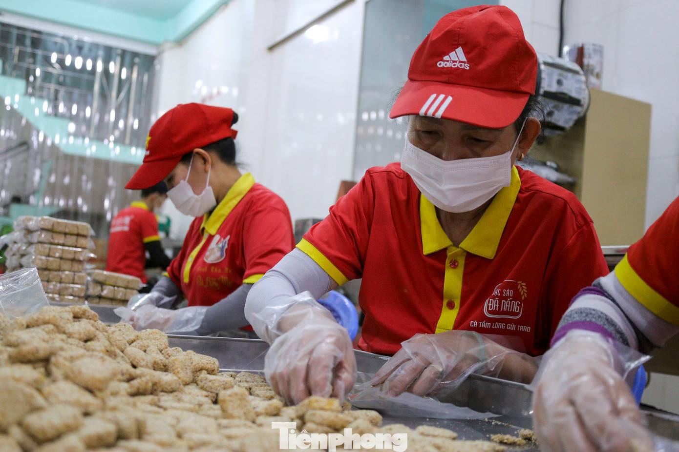 Ông Huỳnh Đức Sol, chủ cơ sở sản xuất bánh khô mè “Bà Liễu Mẹ” cho biết: Dịp Tết, số lượng đặt hàng nhiều nên cơ sở bánh khô mè phải thuê thêm nhân công, tăng ca sản xuất cho kịp tiến độ. “Lượng khách đặt hàng dịp Tết tăng cao nên cơ sở tôi phải làm việc đến 8-9 giờ tối. Hiện cơ sở có hơn 40 lao động làm việc thay ca liên tục ngày đêm để kịp giao hàng phục vụ thị trường Tết 2025”.