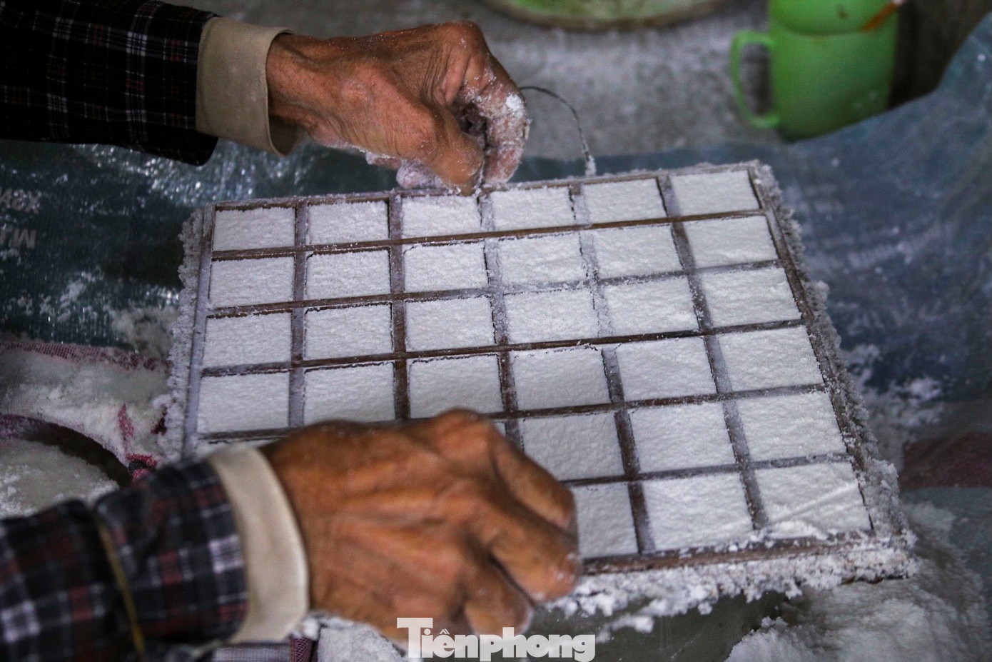 Bánh khô mè được làm từ các nguyên liệu dân dã như gạo, mè, bột nếp và mật mía. Gạo làm bánh phải là loại gạo ngon, vo đãi sạch, xay thành bột mịn. Người thợ phải rây bột vào khuôn với những ô vuông và dùng một que tre nhỏ để gạt và định hình mặt bánh, chưng cách thủy trên lò đã đun sôi khoảng 5 phút.