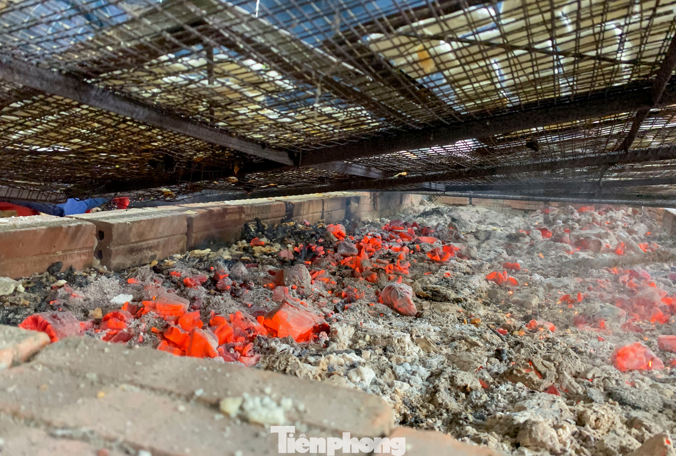 Khi bánh được hấp chín, người thợ sẽ tận dụng than của lò nấu để nướng bánh. Trong quá trình nướng, lửa được điều chỉnh linh hoạt để giữ cho bánh luôn giòn, không bị cháy.