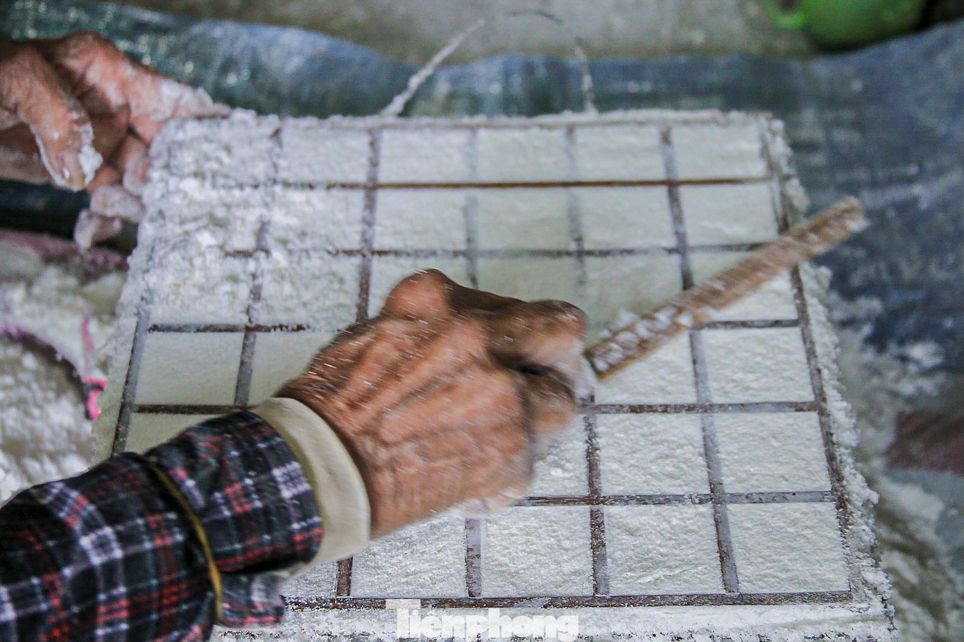 Bánh khô mè được làm từ các nguyên liệu dân dã như gạo, mè, bột nếp và mật mía. Gạo làm bánh phải là loại gạo ngon, vo đãi sạch, xay thành bột mịn. Người thợ phải rây bột vào khuôn với những ô vuông và dùng một que tre nhỏ để gạt và định hình mặt bánh, chưng cách thủy trên lò đã đun sôi khoảng 5 phút.