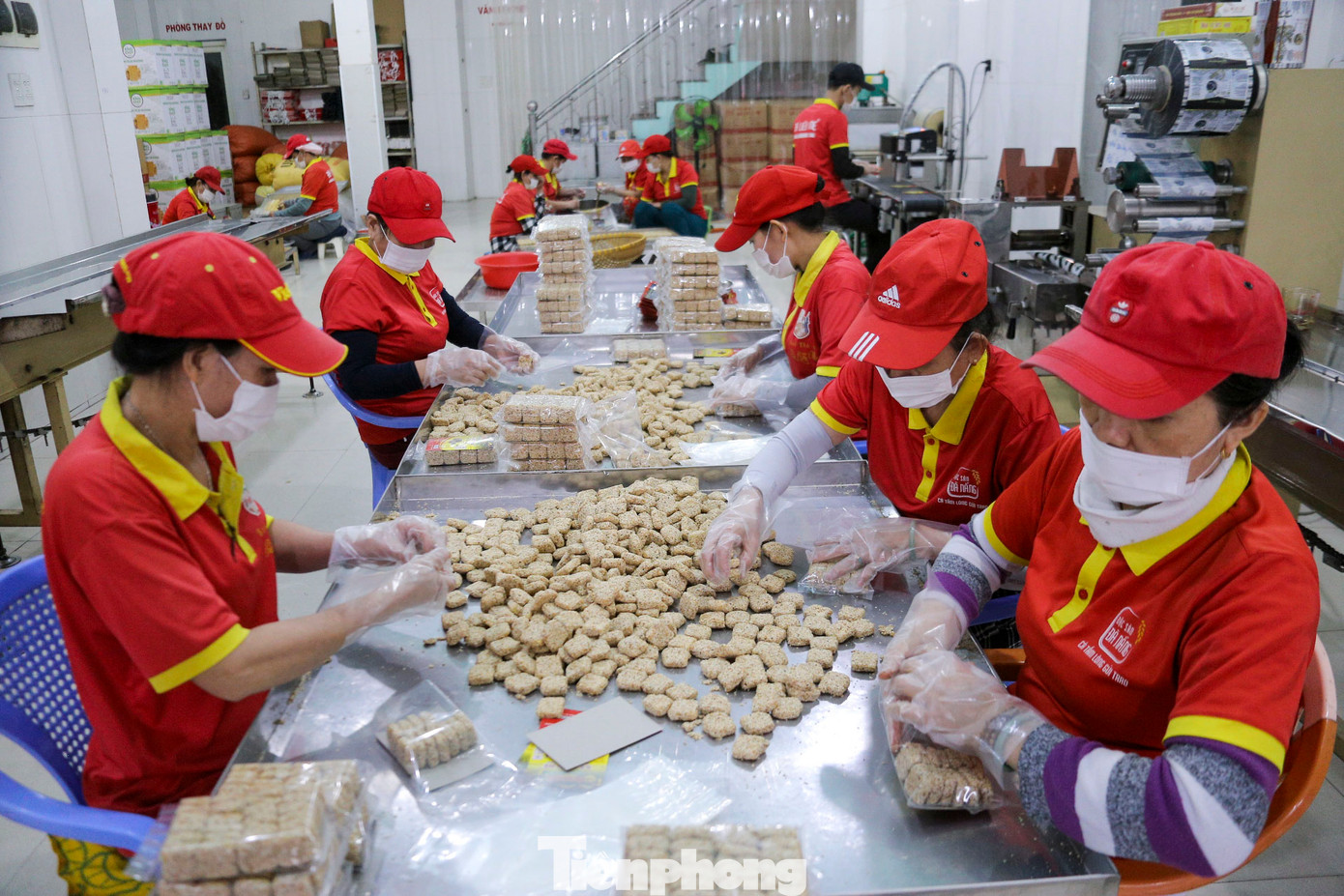 Tại làng nghề bánh khô mè “Bà Liễu Mẹ”, quận Cẩm Lệ, TP. Đà Nẵng những ngày này cũng nhộn nhịp hơn. Dịp Tết, cơ sở này sản xuất 400.000 đến 500.000 sản phẩm, sản lượng tăng hơn 30% so với năm ngoái.