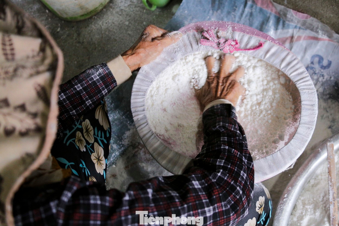 Bánh khô mè được làm từ các nguyên liệu dân dã như gạo, mè, bột nếp và mật mía. Gạo làm bánh phải là loại gạo ngon, vo đãi sạch, xay thành bột mịn. Người thợ phải rây bột vào khuôn với những ô vuông và dùng một que tre nhỏ để gạt và định hình mặt bánh, chưng cách thủy trên lò đã đun sôi khoảng 5 phút.