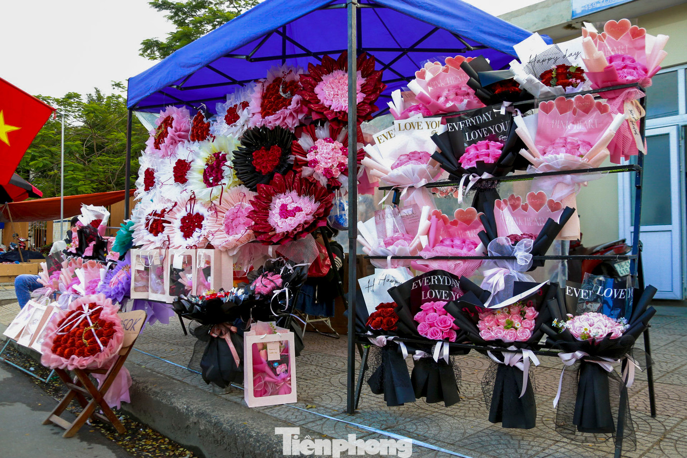 Các loại hoa được bày bán đa dạng, nhiều nhất là hoa hồng, có giá từ 150.000 - 300.000 đồng/bó, tùy loại.