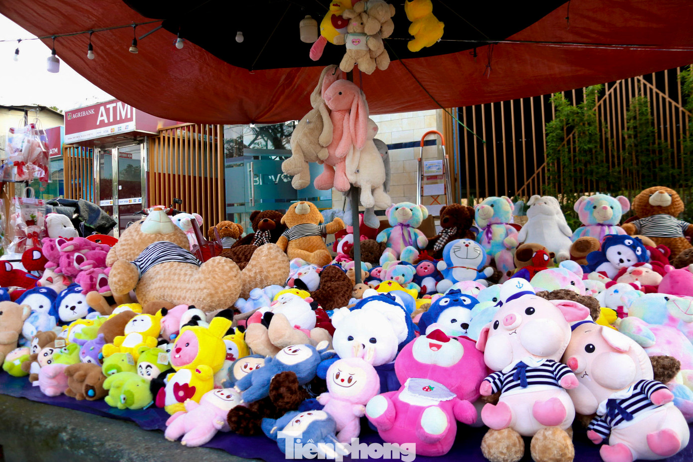 Ngoài hoa hồng, nhiều mặt hàng khác cũng được bày bán như gấu bông, baby three, hoa sáp, chocolate…