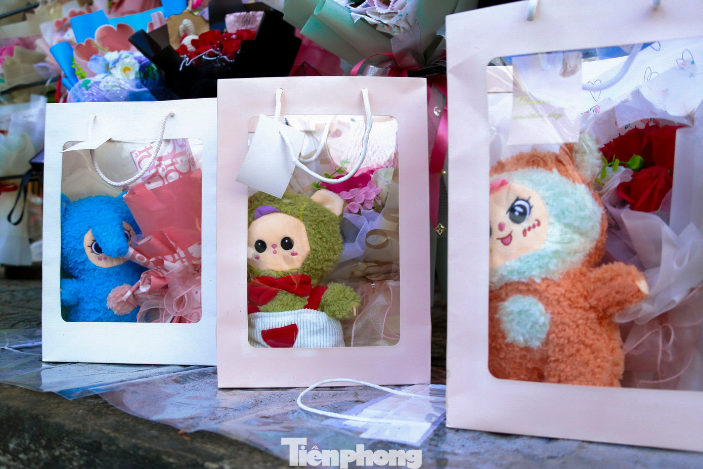 Ngoài hoa hồng, nhiều mặt hàng khác cũng được bày bán như gấu bông, baby three, hoa sáp, chocolate…
