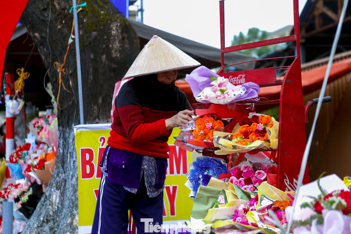 Một số người bán hoa cho biết, tình hình bán hàng trong ngày Valentine năm nay không được sôi động. Vì nhiều cặp đôi trẻ không còn chuộng việc tặng hoa như trước, thay vào đó, họ lựa chọn những món quà hiện đại hơn, hay tổ chức những buổi hẹn hò đặc biệt, đi ăn uống...