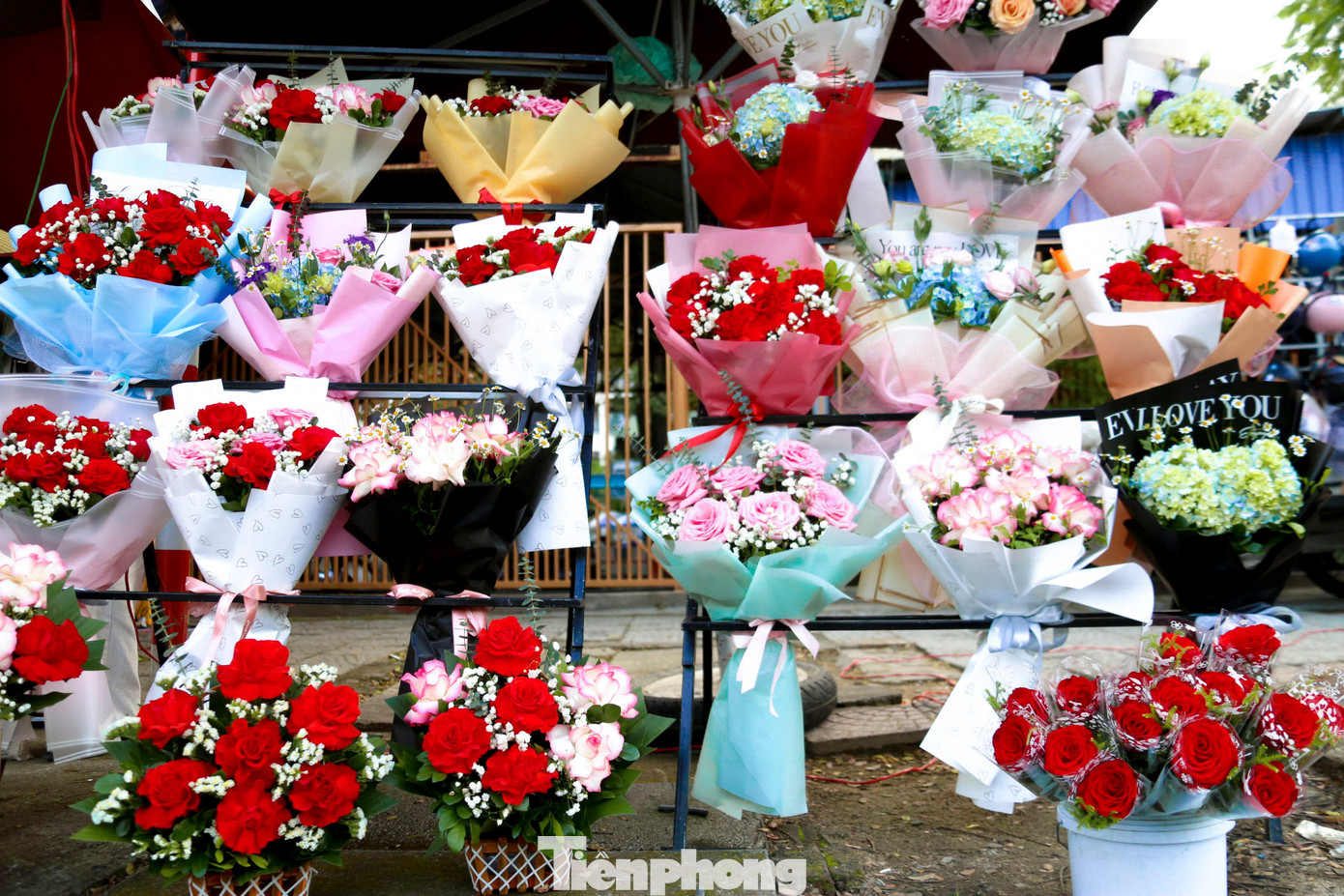 Các loại hoa được bày bán đa dạng, nhiều nhất là hoa hồng, có giá từ 150.000 - 300.000 đồng/bó, tùy loại.