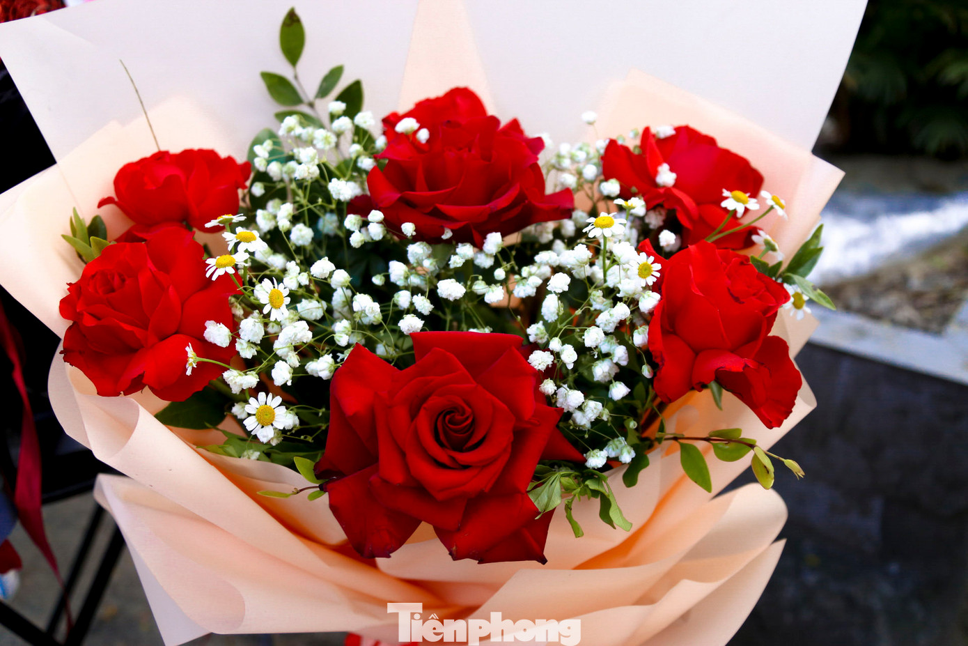 Các loại hoa được bày bán đa dạng, nhiều nhất là hoa hồng, có giá từ 150.000 - 300.000 đồng/bó, tùy loại.