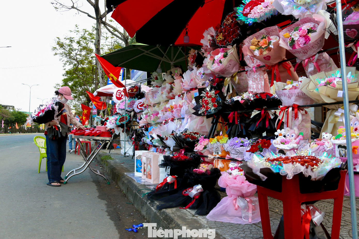 Ngày lễ Tình nhân Valentine 14/2 là dịp quan trọng trong năm dành cho những cặp đôi yêu nhau. Nhiều tuyến đường bày bán hoa tại Đà Nẵng đã chuẩn bị sẵn sàng để phục vụ khách hàng từ 1-2 ngày trước đó.