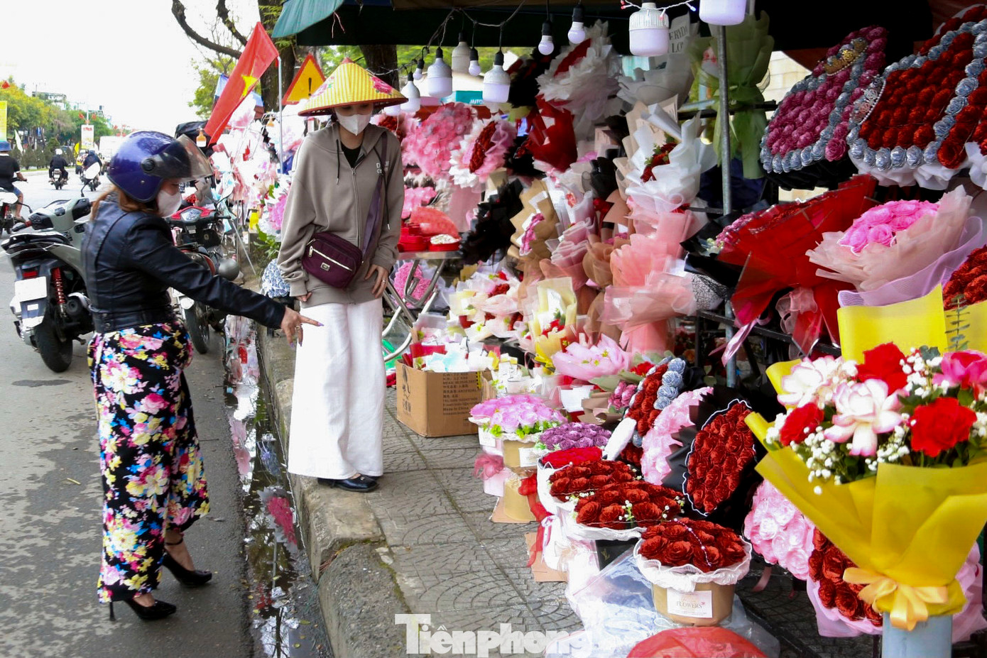 Dù người bán hoa đã giảm giá, tuy nhiên lượng khách mua vẫn chỉ lác đác.
