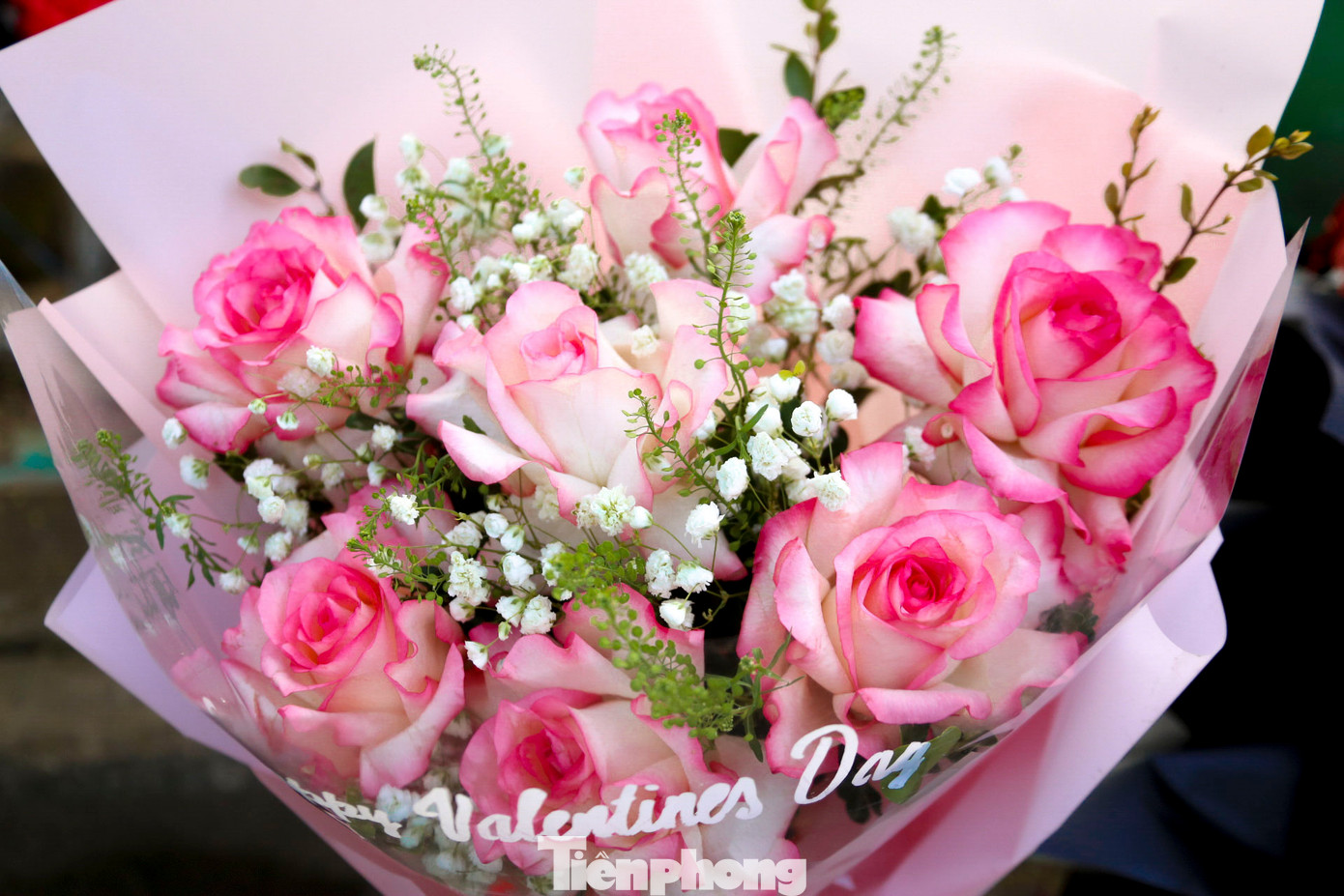 Các loại hoa được bày bán đa dạng, nhiều nhất là hoa hồng, có giá từ 150.000 - 300.000 đồng/bó, tùy loại.