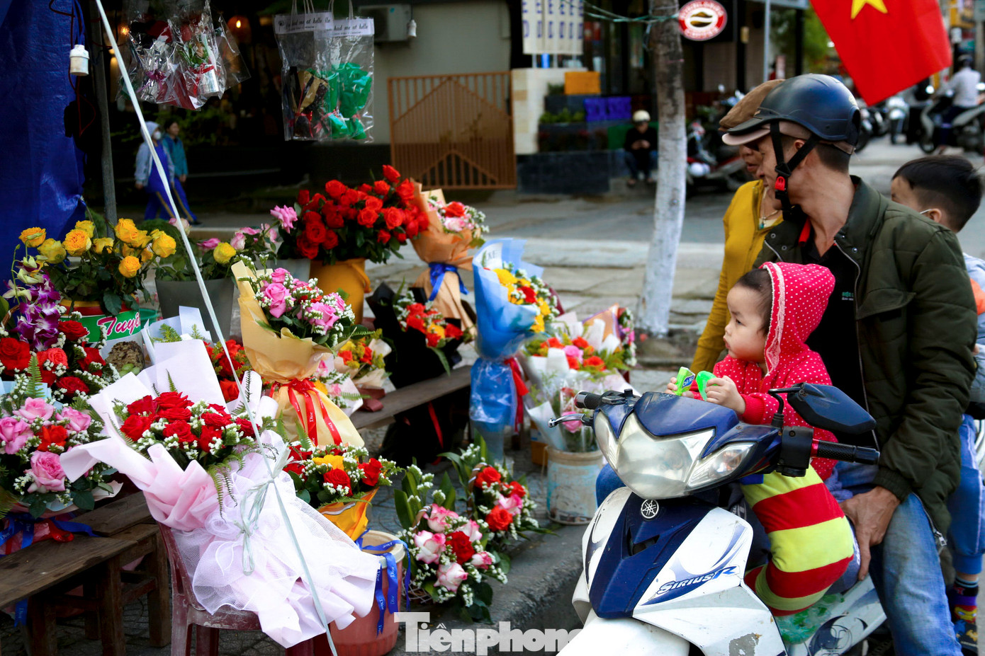 Dù người bán hoa đã giảm giá, tuy nhiên lượng khách mua vẫn chỉ lác đác.