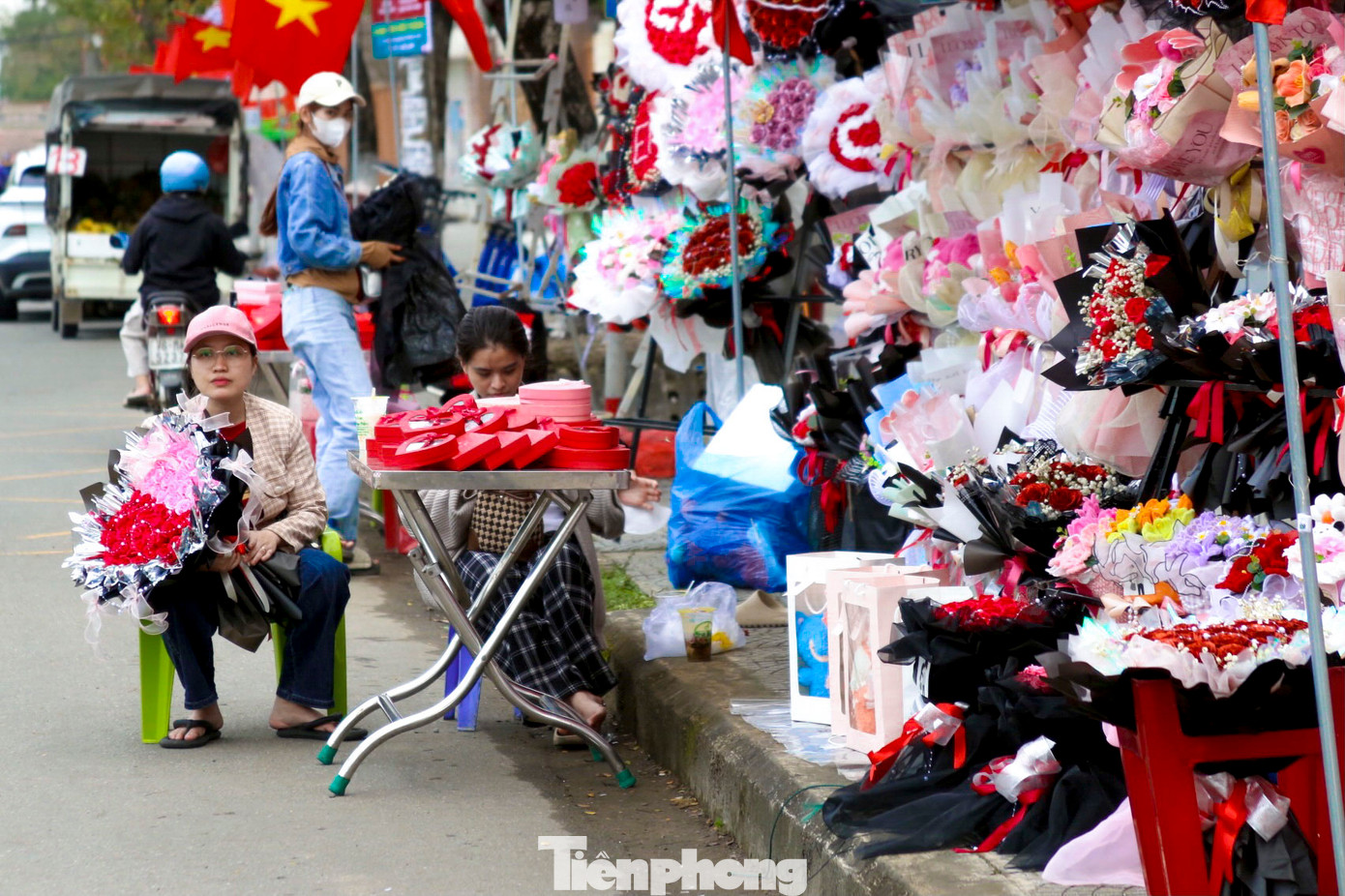 Tuy nhiên đến chiều 14/2, dọc các tuyến đường Tôn Đức Thắng, Điện Biên Phủ, Tô Hiệu, Lý Thái Tông..., không khí mua hoa ngày Valentine lại trầm lắng, đìu hiu không được sôi động như những năm trước.