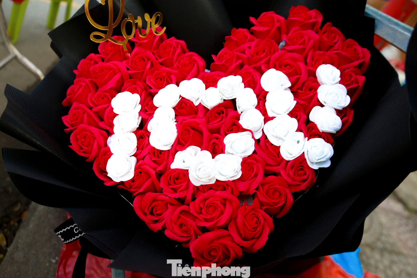 Ngoài hoa hồng, nhiều mặt hàng khác cũng được bày bán như gấu bông, baby three, hoa sáp, chocolate…